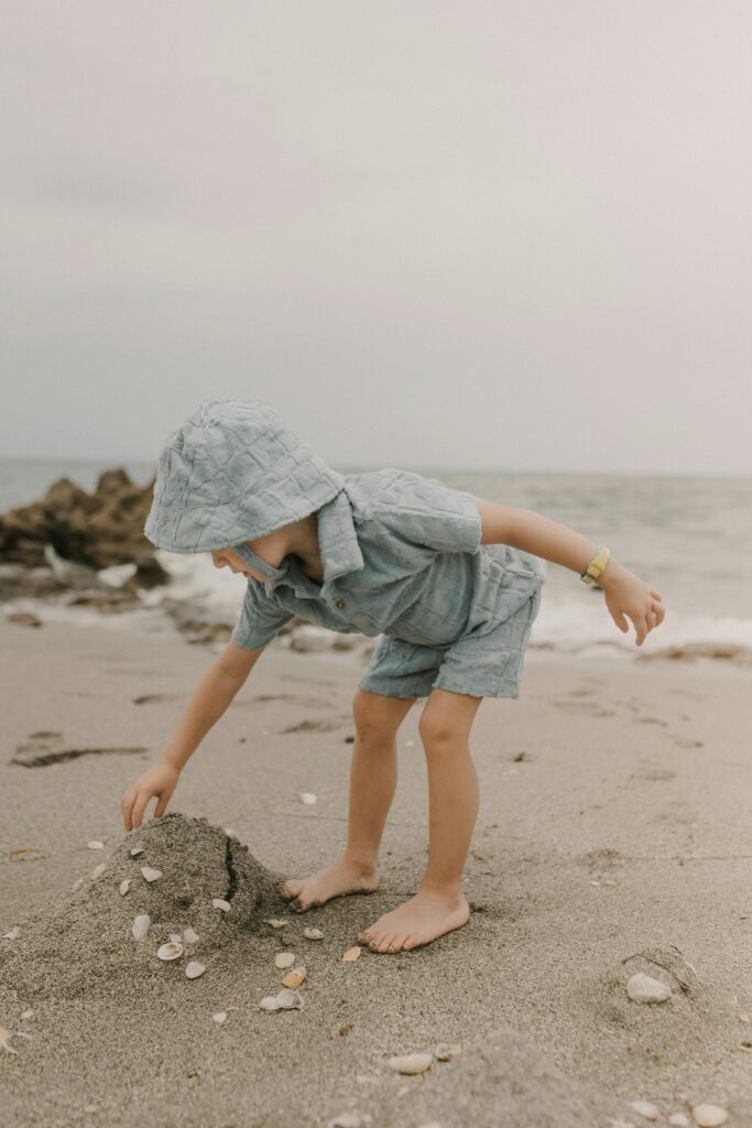 kind op het strand - kinderen en natuur